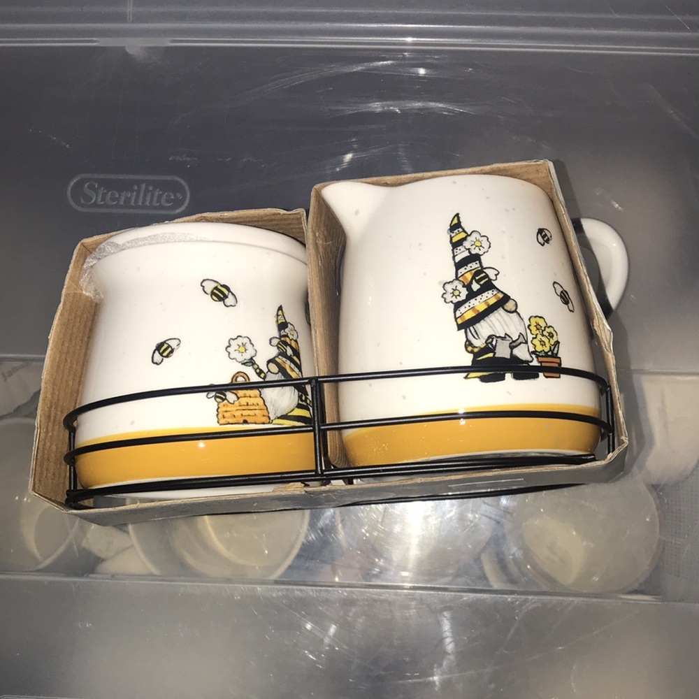 Heartland Hive Gnome & Bee Hive Sugar and Creamer Set W/Wire Basket-Brand New
